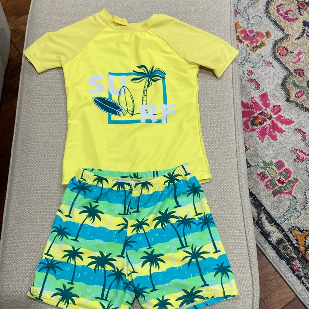 Kids swim set… just like NEW! Tag reads 11-12 years, but fits more like a 8/10